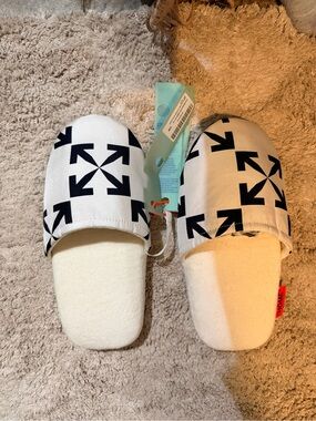 OFF WHITE Slide Slippers with Black Arrow Motif size s/m